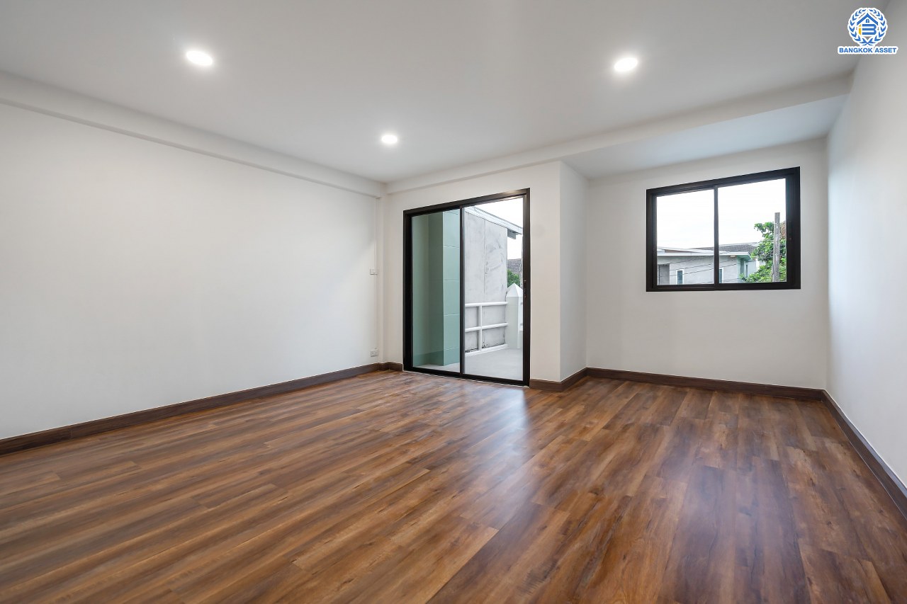 บ้านมือสองตกแต่งใหม่ ม.นาคนิวาส37 ลาดพร้าว เนื้อที่ 28 ตร.ว. ฟังก์ชัน 4 ห้องนอน 3 ห้องน้ำ 1 ที่จอดรถ พร้อม บนทำเลใจกลางเมือง! เชื่อมต่อทั้งถนนประเสริฐมนูญกิจ, เกษตร-นวมินทร์, ลาดพร้าว, รัชโยธินฯ ใกล้ทางด่วนฉลองรัช และรถไฟฟ้าสายสีน้ำเงิน "สถานีลาดพร้าว"...